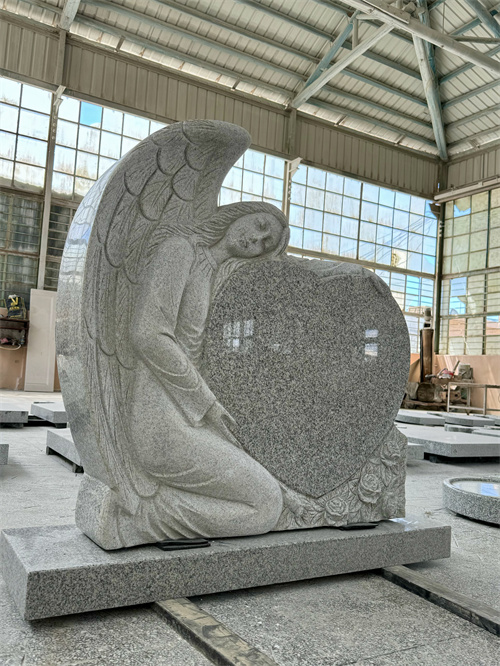 Les pierres tombales d'amour et les pierres tombales croisées ont été envoyées en Roumanie