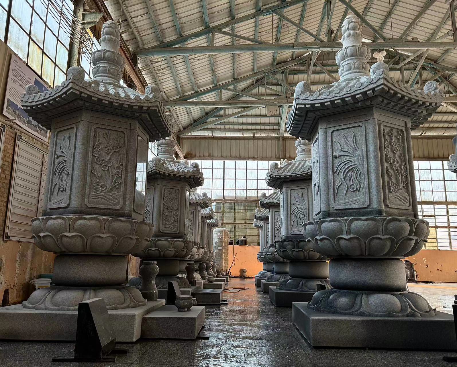 L'héritage de l'artisanat et de l'éternité de gravure - L'usine de sculpture de pierre Xingyan termine un projet de pierre tombale familiale personnalisée