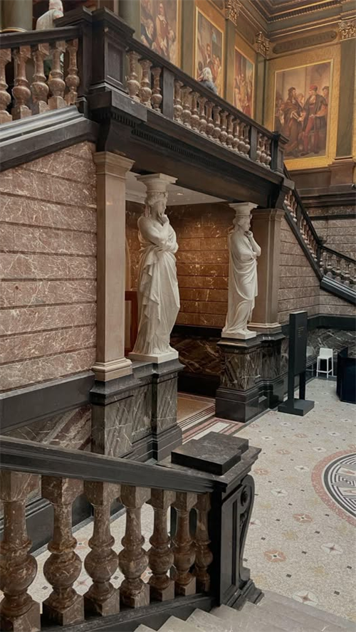 La décoration profonde vous emmène dans l'architecture européenne