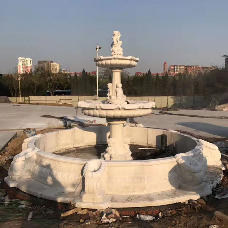 Fontaine qui coule en forme d'ange