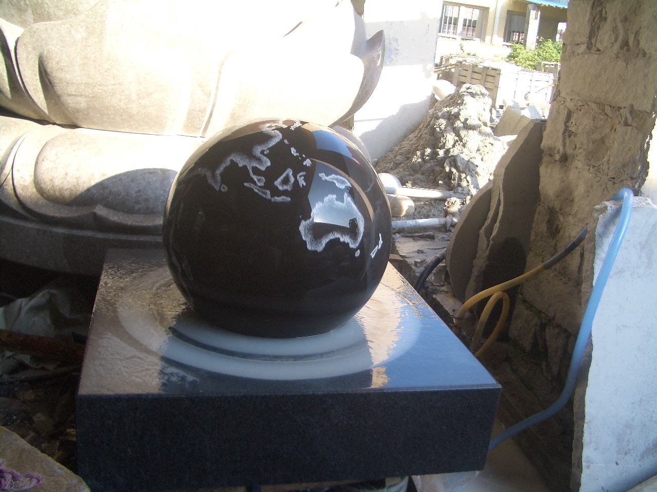 Sculpture sur pierre de globe de granit noir