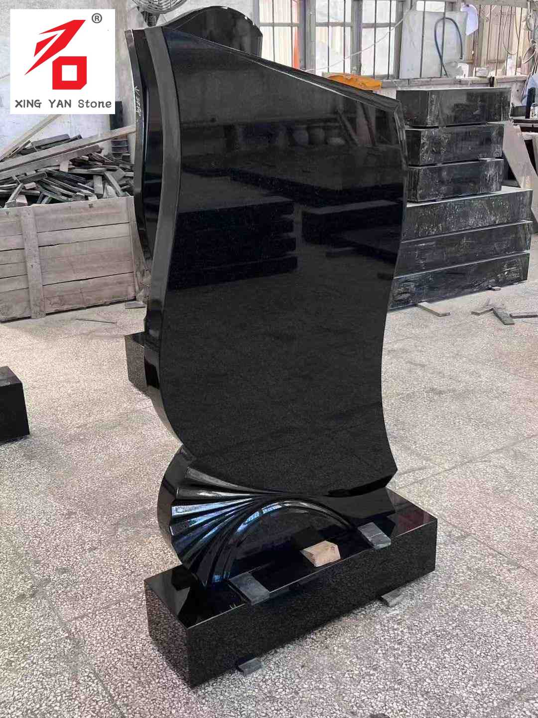 Pierre tombale artistique en forme noire