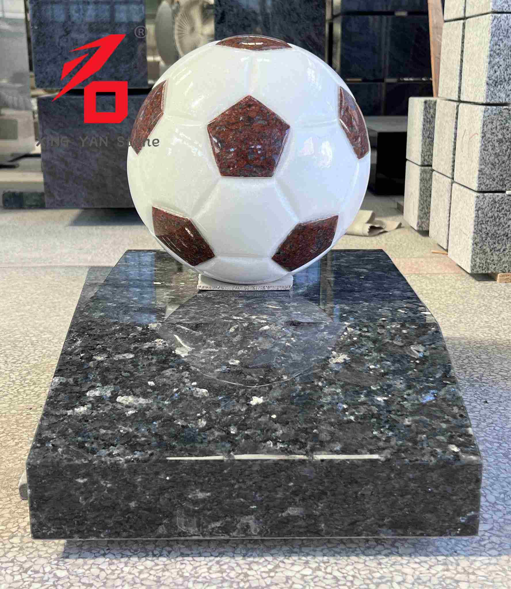 Sculpture d'art en granit en forme de football