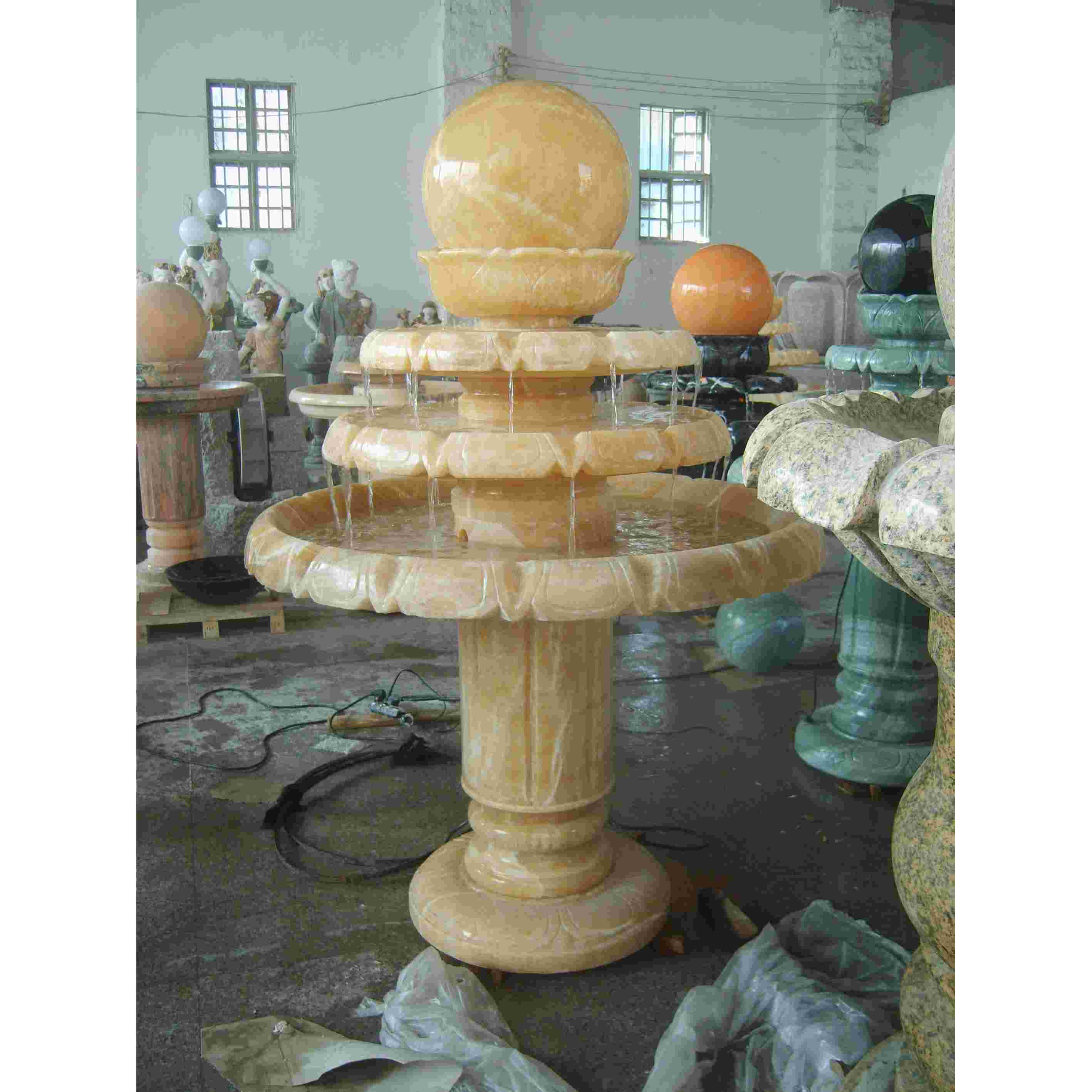 Fontaine d'eau roulante jaune d'intérieur