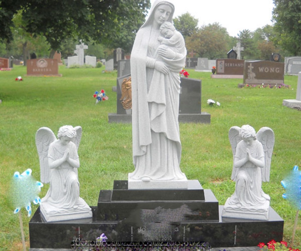 Madonna tenant l'enfant et le monument de combinaison ange priant