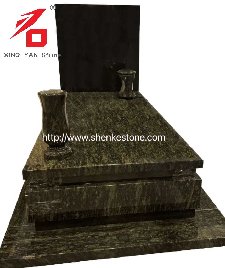 Monument de granit vert olive et support de comprimés, vases et lanternes en pierre noire