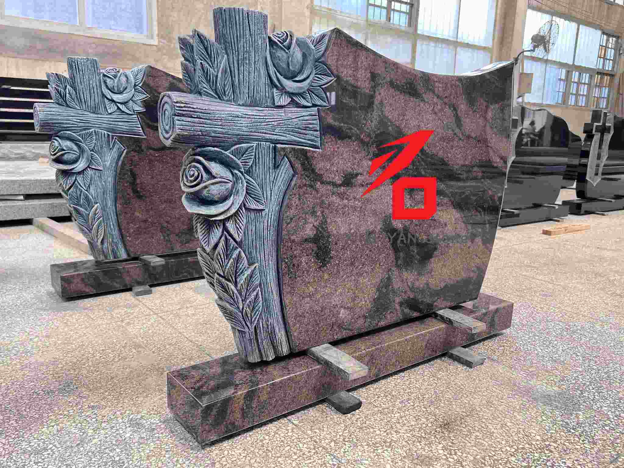 Pierre tombale commémorative à motif de rose et de croix