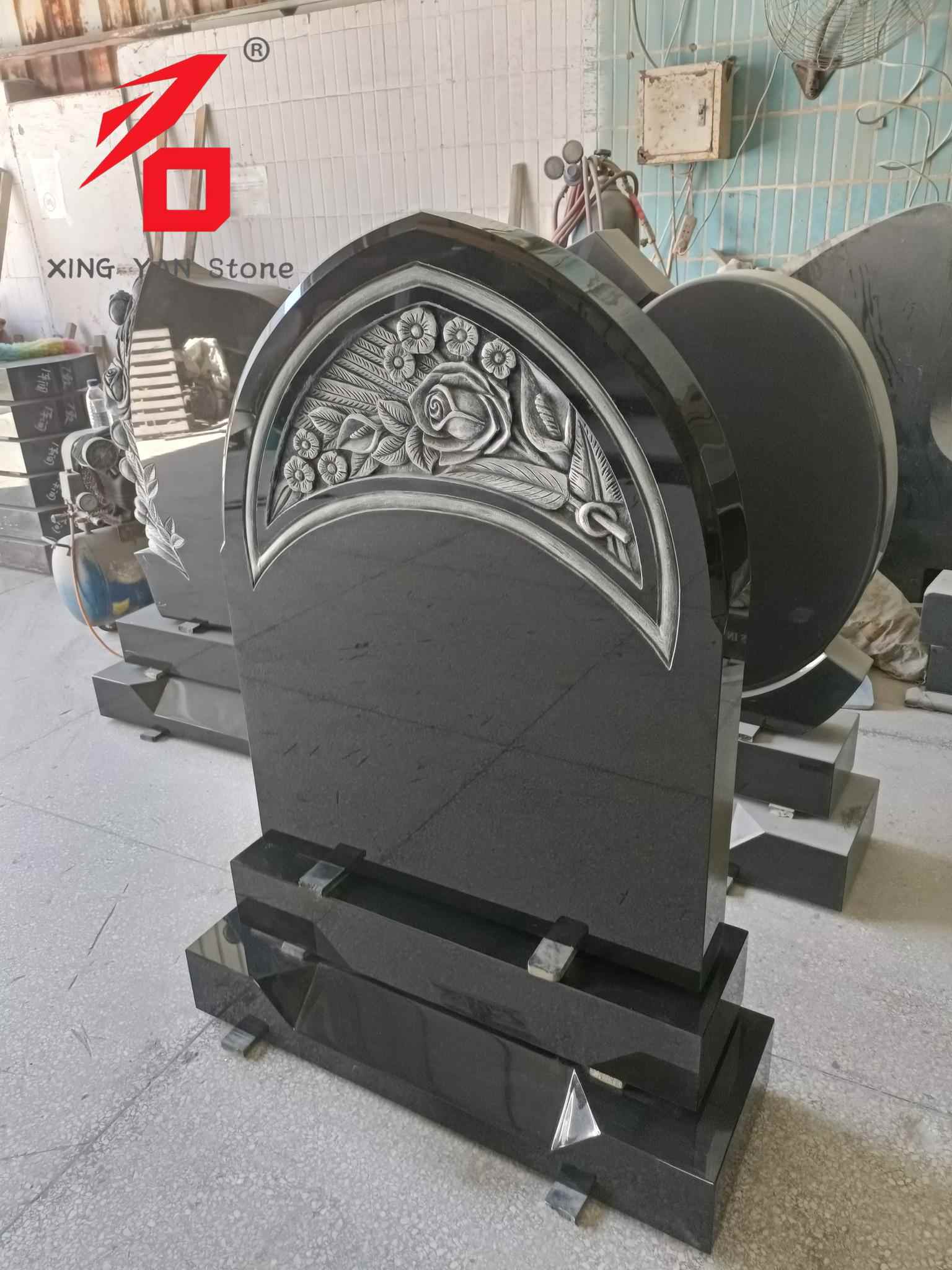 Pierre tombale sculptée en rose, pierre tombale voûtée en granit noir